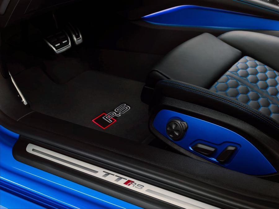 Детали интерьера Audi TT RS Coupe (8S) 2019 года  (WW) (фото 12 из 62)